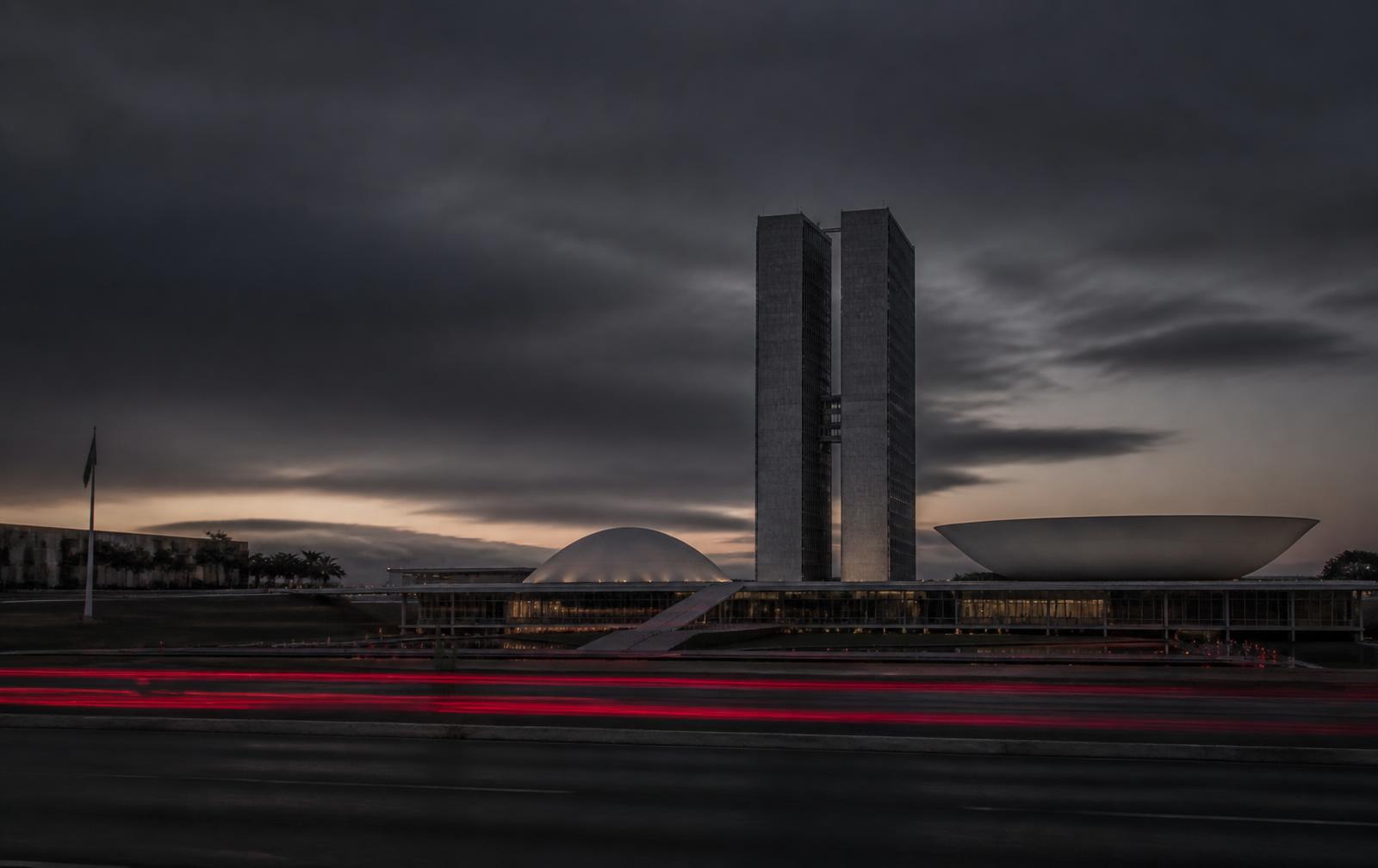 Skyline de Brasília com o Congresso Nacional ao entardecer