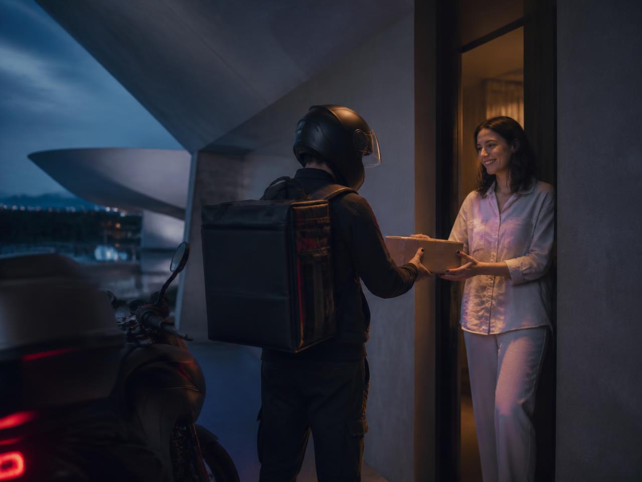 Entrega de encomenda na porta de residência em Brasília